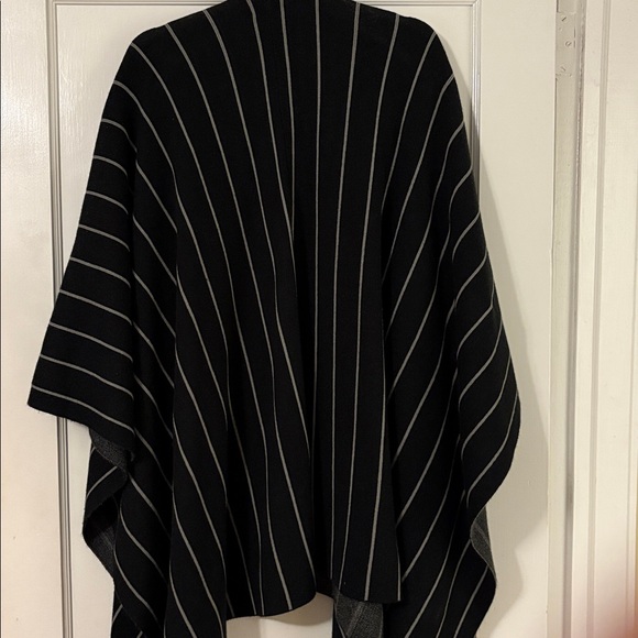 Lulu's Black and Tan Knit poncho - Picture 4 of 4